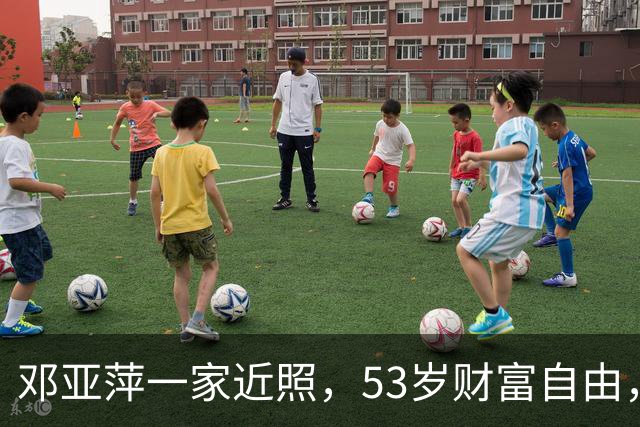 邓亚萍一家近照，53岁财富自由，老公成富商，儿子拿全国冠军